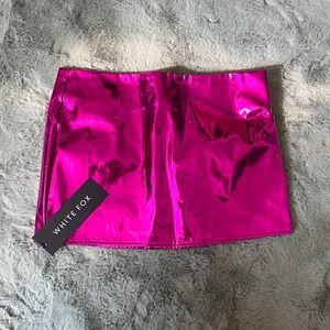 WHITE FOX Boutique Hot Pink Metallic Skirt
SMALL w/ TAG❗️small rip in the back❗️